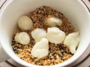 捏成小块和花生芝麻混合搅拌均匀即可