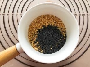 花生碎和黑芝麻混合搅拌均匀