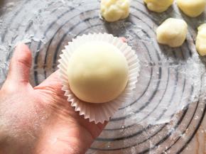 翻面放入纸托中