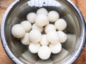 放入冷水中防止粘黏