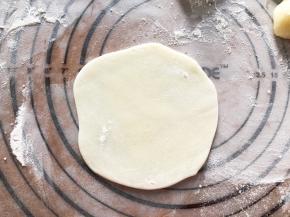 擀成薄片，用手粉不粘