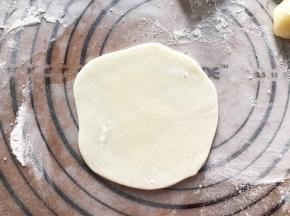 擀成薄片，用手粉不粘