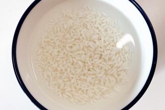 糯米用清水浸泡半小时。