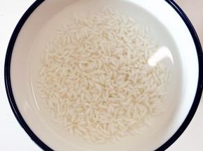 糯米用清水浸泡半小时。