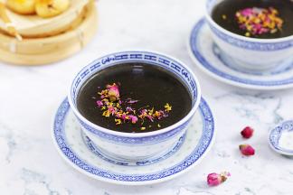 盛入碗中，表面撒上玫瑰花和桂花。