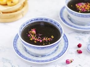 盛入碗中，表面撒上玫瑰花和桂花。