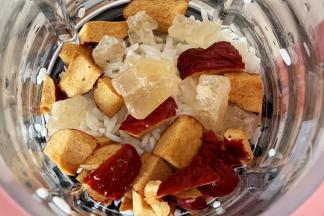 把糯米、红枣和冰糖放入破壁机内。