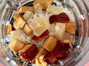 把糯米、红枣和冰糖放入破壁机内。