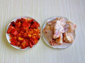 准备食材，这款香脆椒里还有花生与芝麻呦～免去了炸辣椒的繁琐步骤。