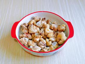 将处理好的鸡块放入器具中。