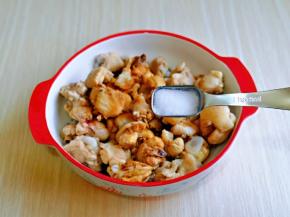 按个人口味加入盐。