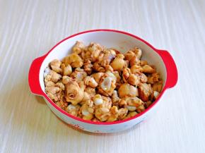 戴上食品手套抓拌均匀，盖上盖子腌制30分钟，