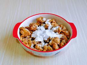 腌制好的鸡块，将汤汁倒掉，加入面粉，抓拌均匀。(加入面粉可以避免腌制过的鸡块经过高温油炸时金花四溅)