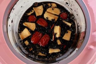 继续加入黑芝麻和清水。