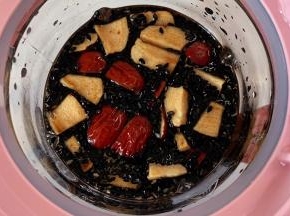 继续加入黑芝麻和清水。