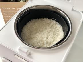 先蒸寿司饭，多蒸一些全家可以一起吃，其中一部分用来做寿司即可。大米与糯米的比例为4:1，米与水的比例约是1:3（可以根据个人喜好来调整，如果宝宝比较小，可以多放一些水蒸软一些）。蒸好的米饭不要马上开锅，让米饭焖上10—15分钟，这样能让米饭的口感更好一些。