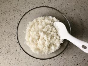 米饭中趁热拌入寿司醋，然后盖湿布或保鲜膜，晾凉后就可以用来制作寿司了。寿司醋和米饭的比例大概是1:5或1:6，一般一碗米饭加一勺的寿司醋。把蒸好的米饭打松，将寿司醋均匀的淋在米饭上，然后拌匀，不要用力压饭粒，尽量保持饭粒的完整、松软。