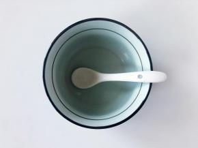 寿司醋一般是用于搅拌米饭，使米饭保持软度、维持新鲜，并更易于入口，口感酸甜，还可以使海鲜去腥提味。寿司醋很好地利用了防腐、杀菌的作用来保持寿司的鲜度及卫生，便于寿司保存。如果家里没有寿司醋也可以自制：用盐、糖、白醋按1∶5∶10的比例调制。调制时将盐、糖、白醋调匀，放入锅中加热，晾凉后即可使用。注意，加热时不可令其沸腾，以免降低醋的酸味。