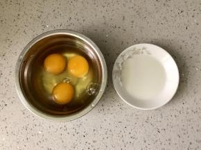 碗里打入3个鸡蛋，调好水淀粉，水淀粉的调制比例是，淀粉：水=1:5，加入水淀粉能让蛋液在煎制的过程中容易成型不易破。