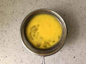 鸡蛋打散后，过一下筛，这样能去除蛋液里的气泡，做出来的厚蛋烧比较细腻口感更好。