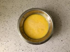 过筛后的蛋液加入水淀粉和少许的盐拌匀。