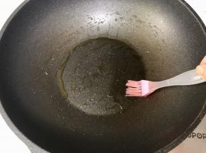 平底锅烧热后，加入少量的油，刷匀；