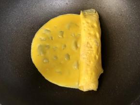 卷好后，再次加入蛋液，重复同样的方法卷起。