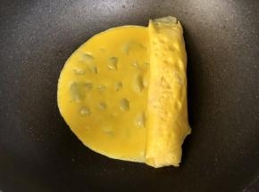 卷好后，再次加入蛋液，重复同样的方法卷起。