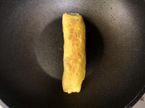 全部卷好后，两面再煎一会儿即可。