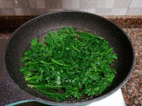 放入茼蒿焯水后捞出沥干水分备用。