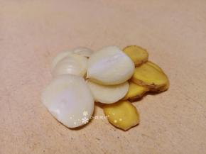 大蒜生姜切片备用。