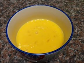 将鸡蛋打撒备用。