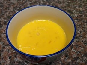 将鸡蛋打撒备用。