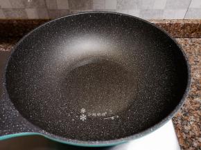 热锅倒油烧至八成热。