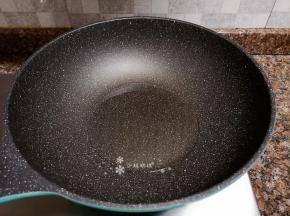 热锅倒油烧至八成热。