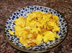 将炒好的鸡蛋铲出。