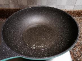 热锅再倒油烧至八成热。