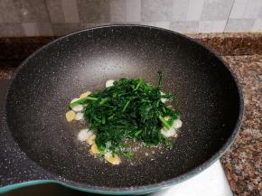 放入茼蒿翻炒均匀。