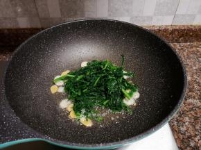 放入茼蒿翻炒均匀。