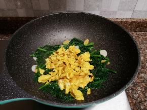 放入鸡蛋翻炒均匀。