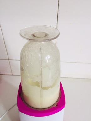 放入榨汁机里打成泥！