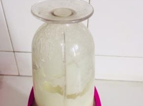 放入榨汁机里打成泥！