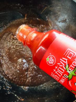 倒入2瓶番茄酱！