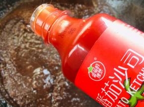 倒入2瓶番茄酱！