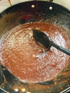 小火慢熬15分钟，烧干里面的水分;边熬边搅拌，以免糊锅！



