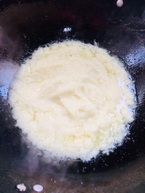 取一个小锅多加入一点油,油烧热倒入圆葱汁，炒出香味;

