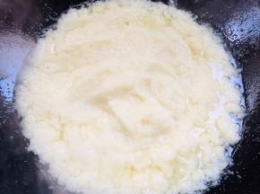 取一个小锅多加入一点油,油烧热倒入圆葱汁，炒出香味;

