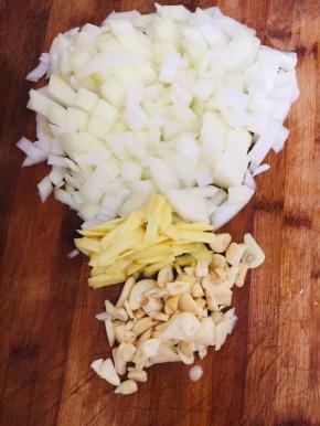 将洋葱切成小丁，大蒜切成片，生姜切成片;



