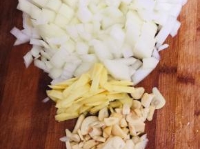 将洋葱切成小丁，大蒜切成片，生姜切成片;



