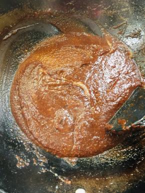 倒入榨好的豆瓣酱翻炒均匀！